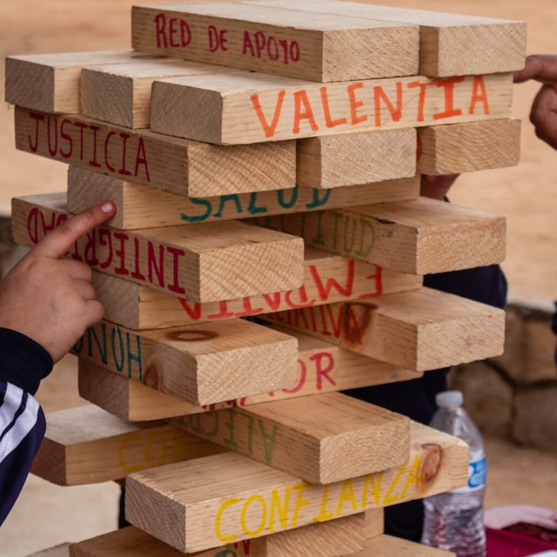 Niños jugando un juego de mesa interactivo pedagógico sobre valores